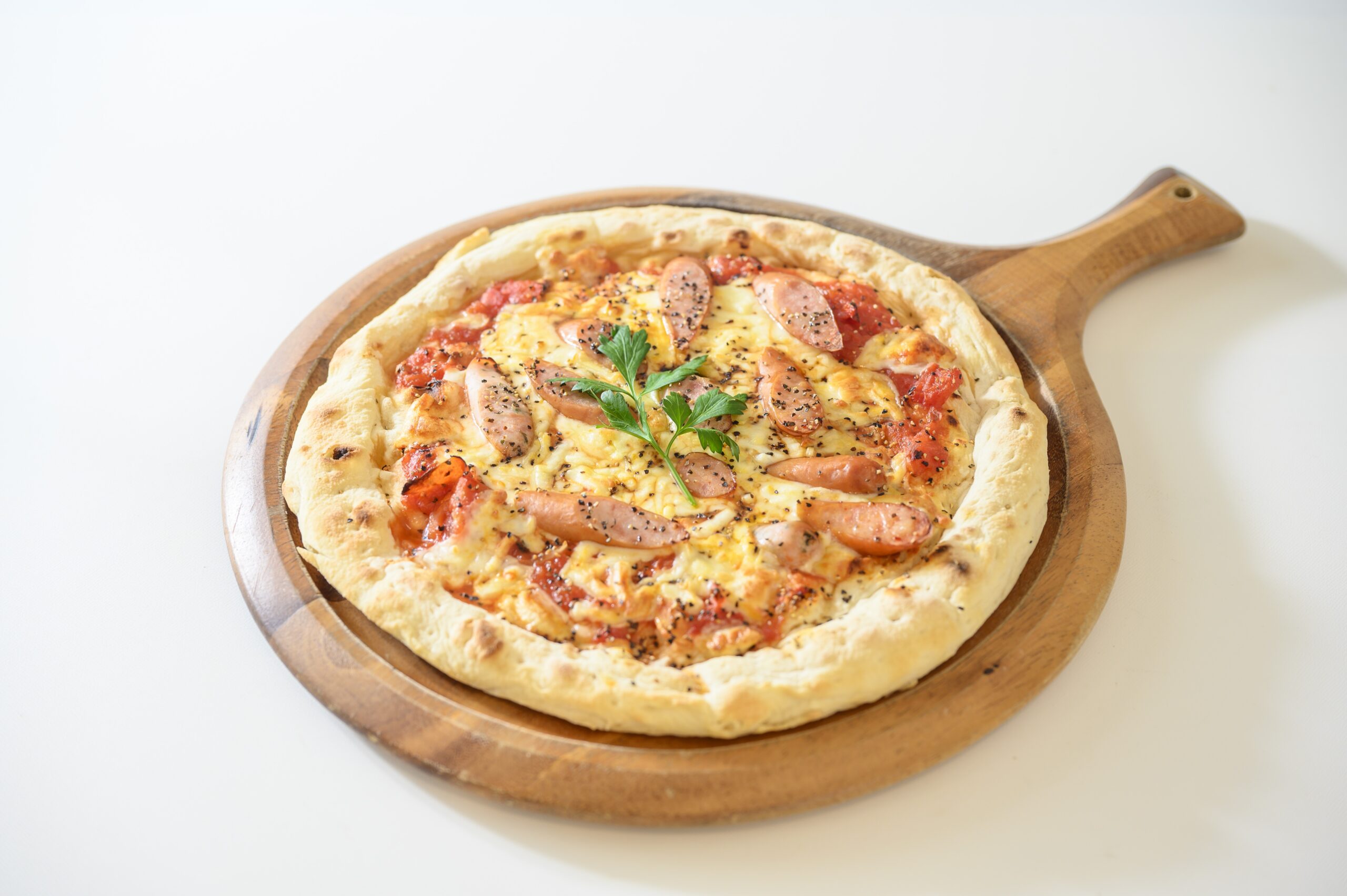 ソーセージとブラックペッパーのピザ