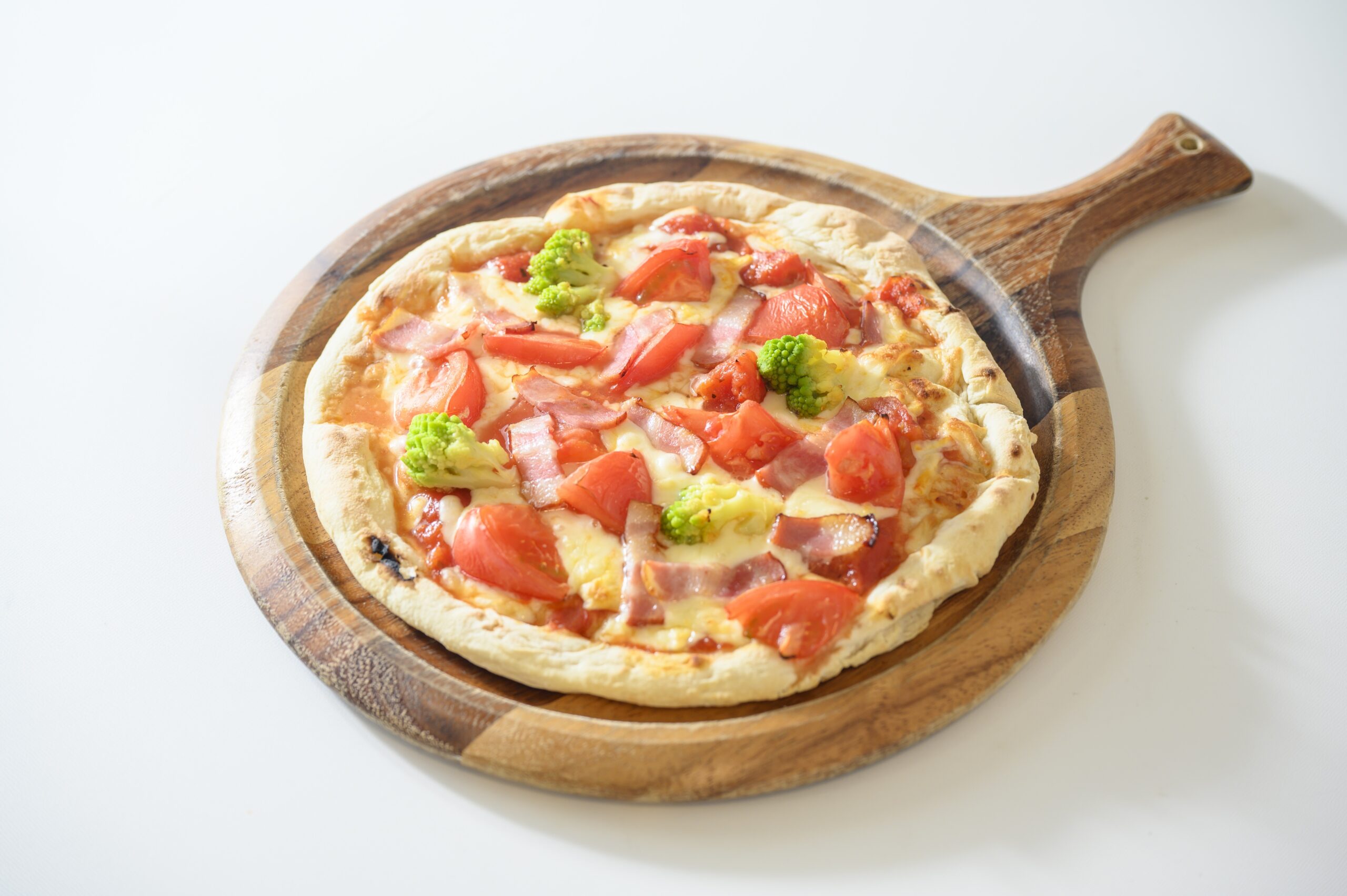 ベーコンとトマトのピザ